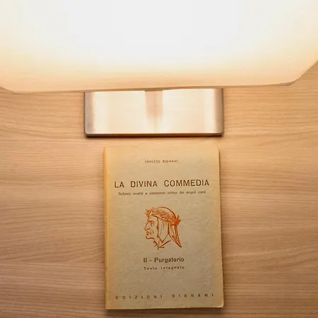 Divine Dante's Lejlighed *