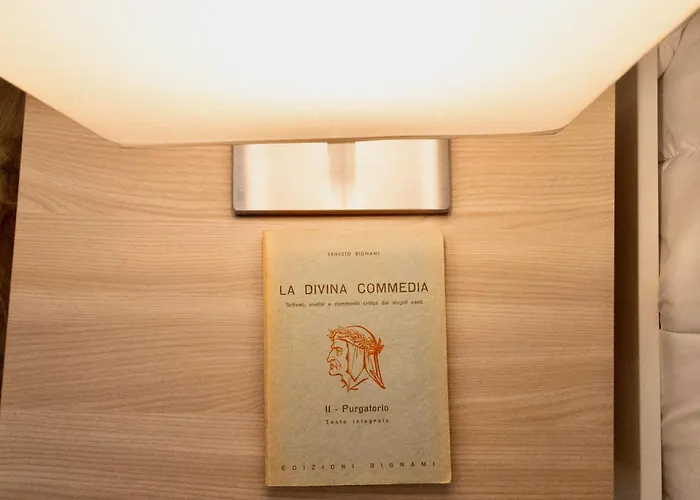 Divine Dante's Lägenhet *